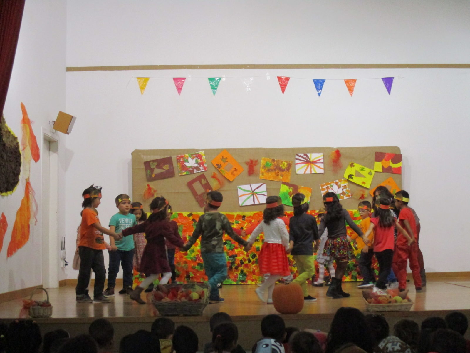 Educació Infantil festeja la tardor amb una mostra de danses