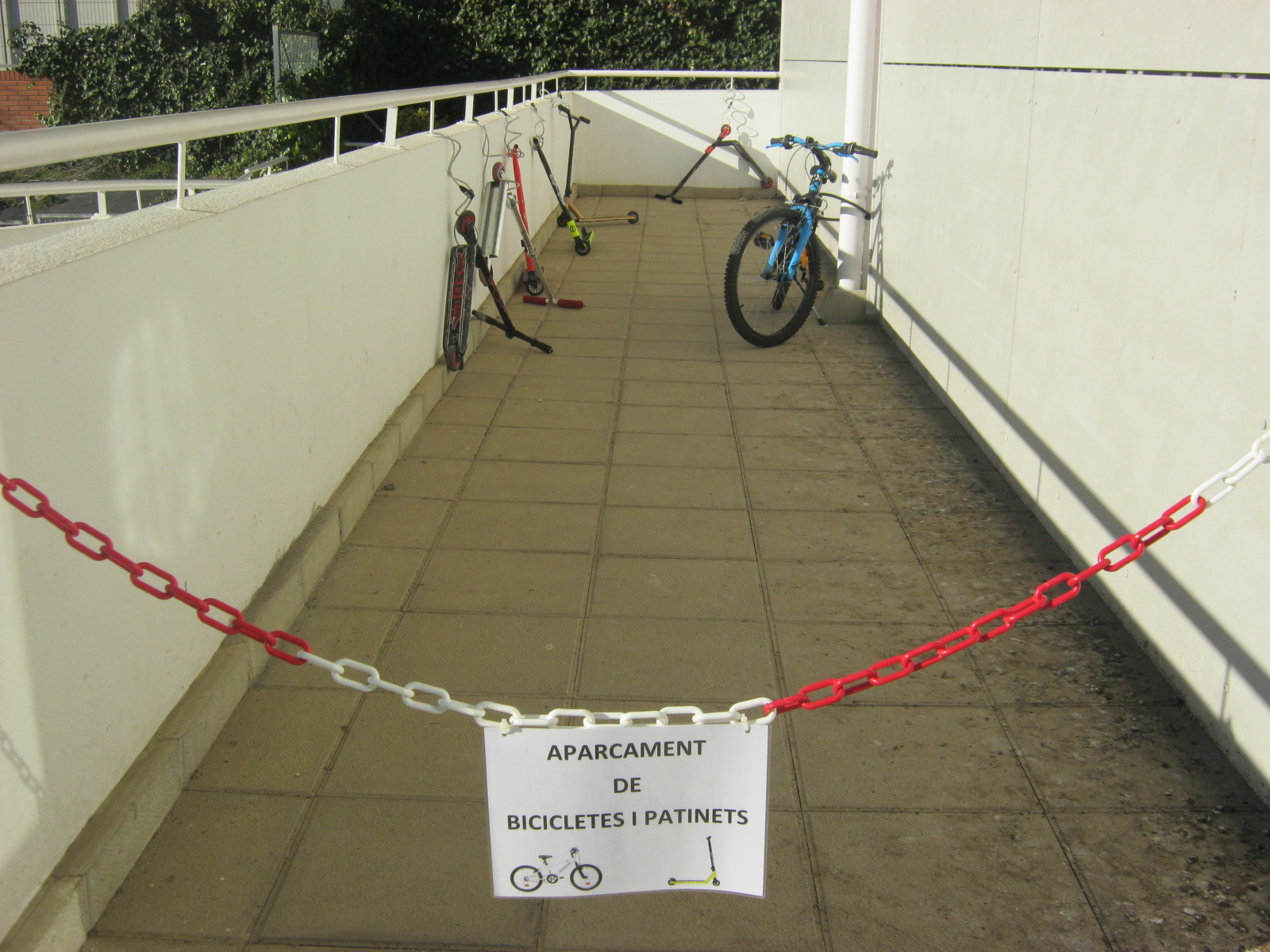 Nou aparcament de bicicletes i patinets