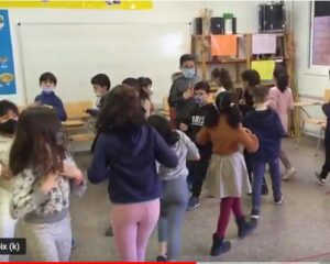 Els nens i nenes de 3r-B ballen la Dansa Índia dels Ànecs