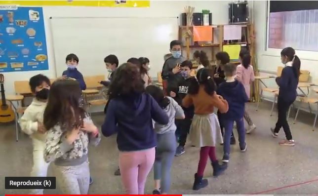 Els nens i nenes de 3r-B ballen la Dansa Índia dels Ànecs